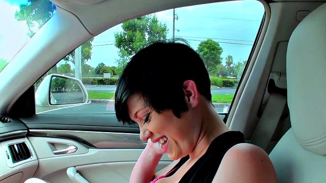 жаркая латинка с роскошной грудью скачет на члене в парке