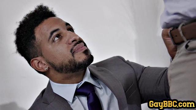 мощный черный качок получает по полной в догги