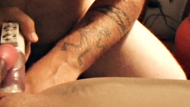 похотливая стерва орёт от кайфа, когда парень лижет и долбит её игрушкой