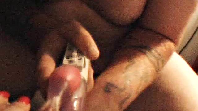 похотливая стерва орёт от кайфа, когда парень лижет и долбит её игрушкой