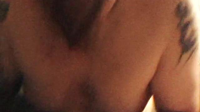 похотливая стерва орёт от кайфа, когда парень лижет и долбит её игрушкой