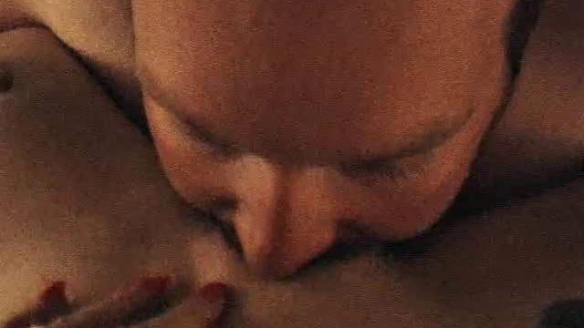 похотливая стерва орёт от кайфа, когда парень лижет и долбит её игрушкой