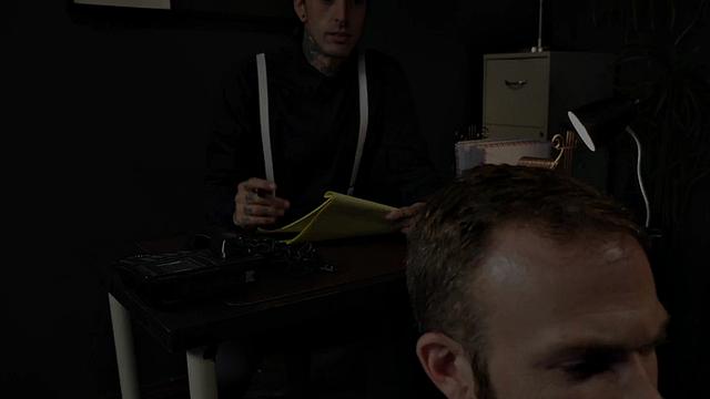 офисный качок в сетке яростно трахает босса в зад