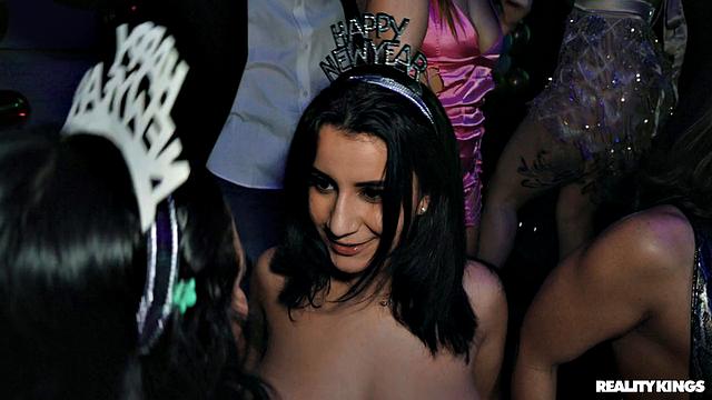Взрослая вечеринка на Новый год: Gaby Ortega, Roxie Sinner, Mandy Waters и Serena Santos трахаются с JMac, James Angel и Michael Dangalow прямо на танцполе клуба в клубных нарядах, минет и групповуха в VIP-зоне.