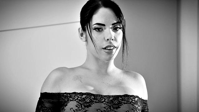 Меган Фиоре садится на Чарли Дина и глубоко принимает его сперму