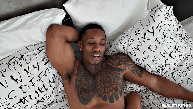 горячая брюнетка орёт от кайфа, сосед ловит момент