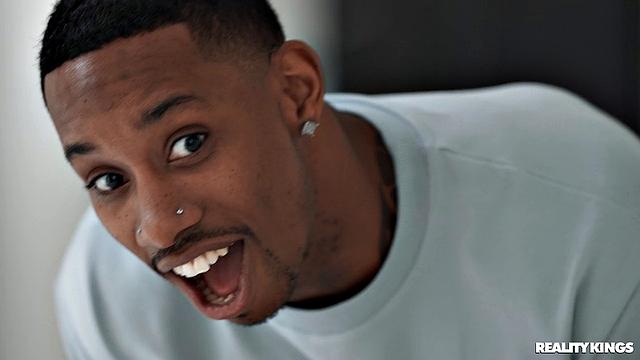 горячая брюнетка орёт от кайфа, сосед ловит момент