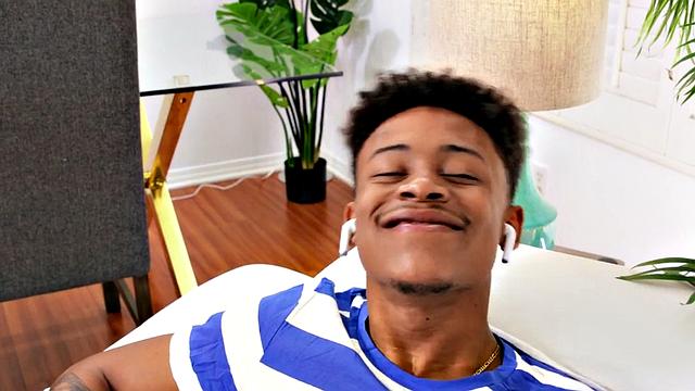 Curvy Nubian maid enjoys facesit while nailed by man