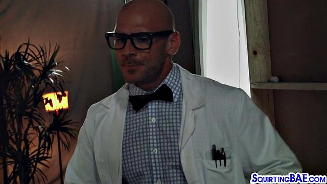 Шлюхи с жаждой члена сквиртят после хорошего траха на кровати.