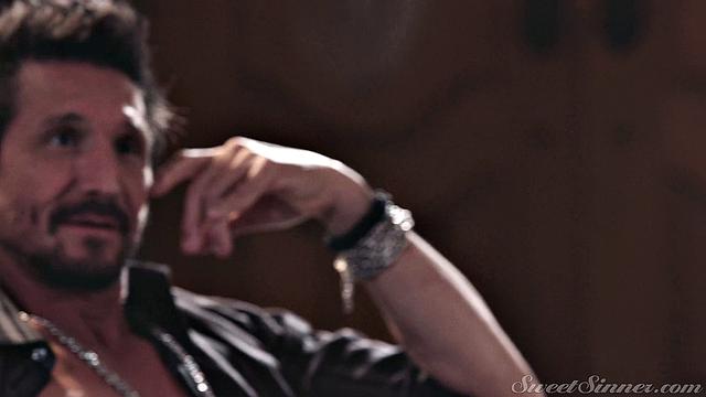 Папина подруга в третий раз выбрала меня вместо него - ноги в колготках, шутки в тему и крепкий член!