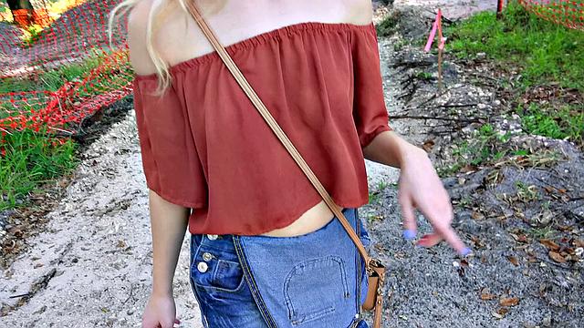 блондинка с брекетами трахается на улице в догги и наезднице