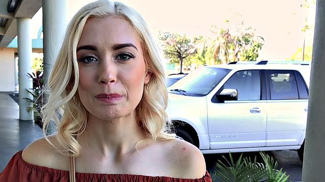 блондинка с брекетами трахается на улице в догги и наезднице