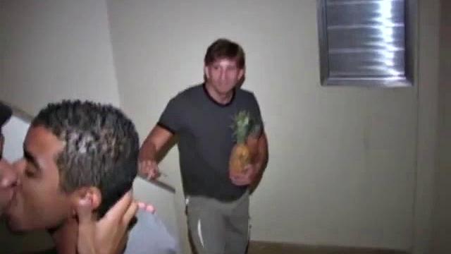 три мощных члена и жаркий мужской групповух