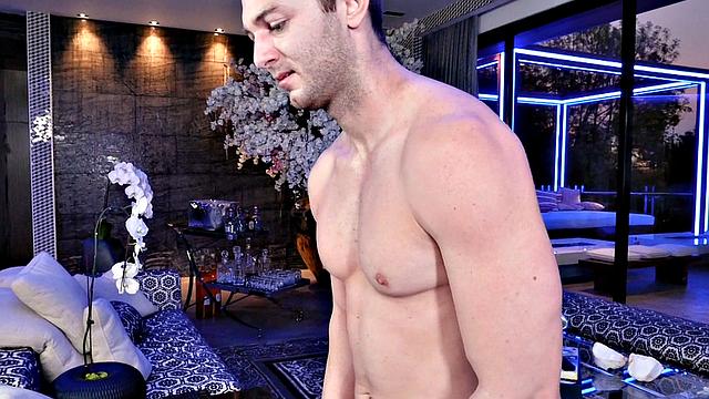 Смотри, как Дарси Белл катается на члене и глотает сперму