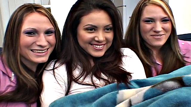 Sexy twins in threeway