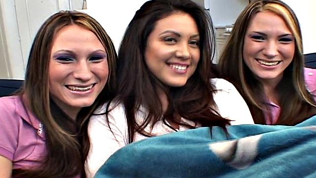 Sexy twins in threeway