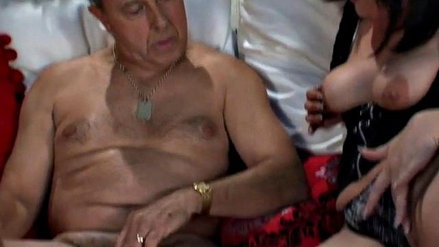 британские тётки по приколу унижают коротыша после карточной битвы