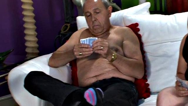 британские тётки по приколу унижают коротыша после карточной битвы