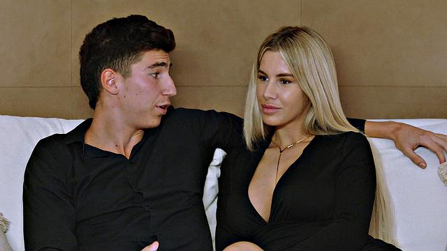 Смотри, как Эма Картер катается на члене и получает кремпай