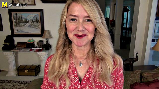 блондинка-милфа сосёт и трахается дома