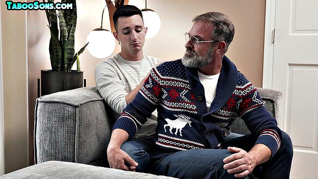 Стройный парень сдает попку зрелому мачо с большим членом.