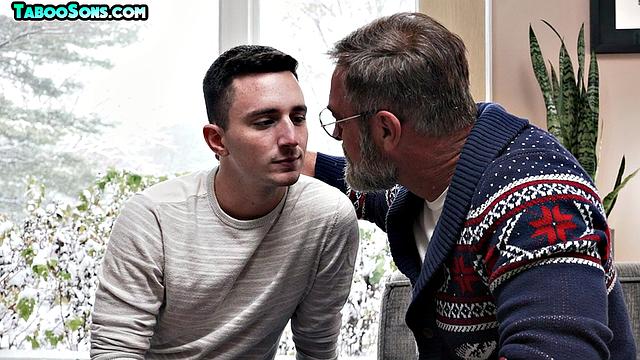 Стройный парень сдает попку зрелому мачо с большим членом.