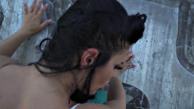 сексуальная красотка получает жёстко в мокрую киску от большого белого члена на улице