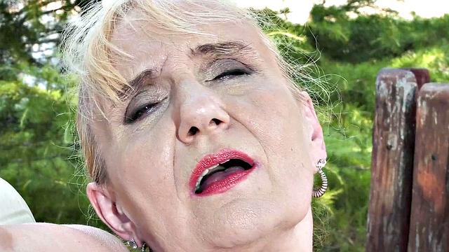 зрелая баба трахается с тренером по гольфу