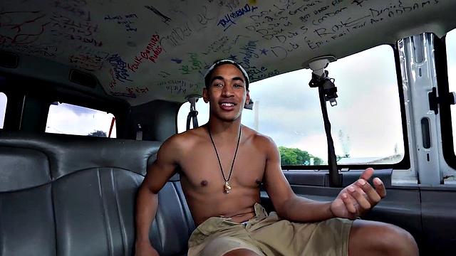 волосатый лижет яйца черному парню в автобусе