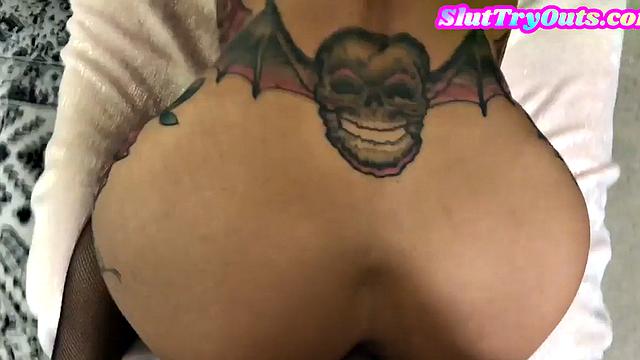 татуированная тётка в чёрных чулках: pov как тренировка для жопы