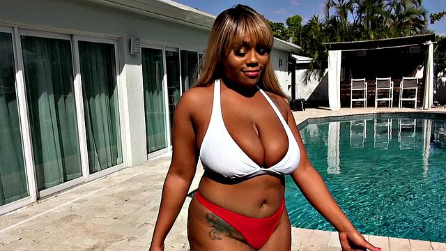 Чад Уайт трахается с Мисс Ямми у бассейна и получает минет