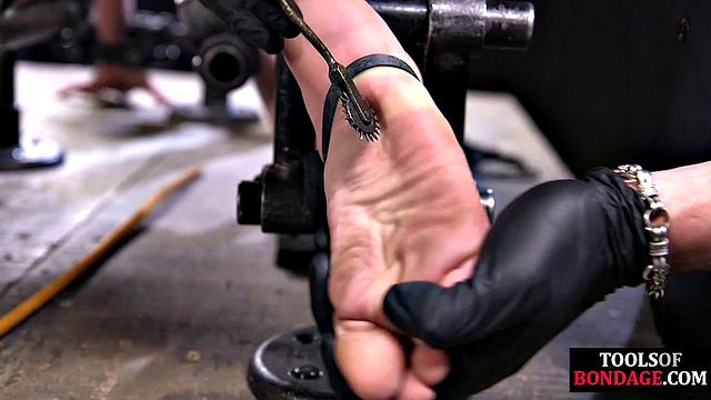 bdsm trapped slut gets pusdytoyed
