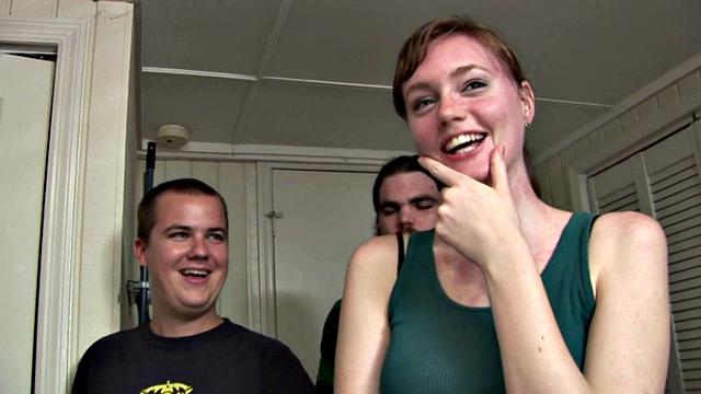 Когда все застукали Триш с членом во рту, вечеринка пошла по-другому