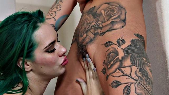 Lesbian blonde pussy eating and fingerfucking tattooed babe