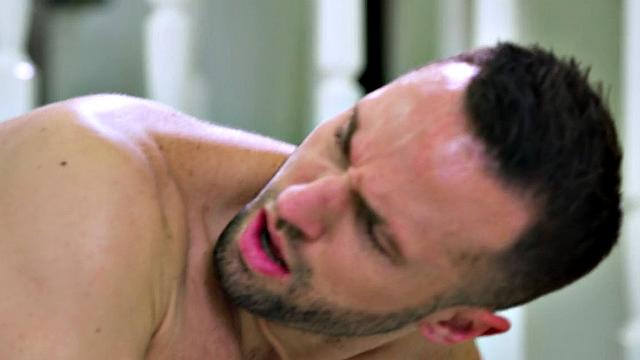 Черный красавец получает минет и жарко трахается с белым парнем