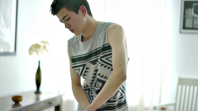 Twink masseur cums while barebacking in kinky duo