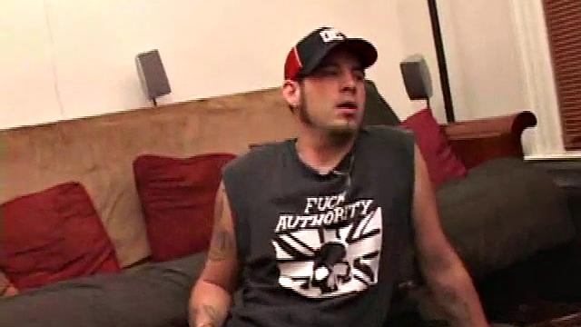 Элайджа дрочит член после катания на скейте, крупный финиш для геев зрителей.