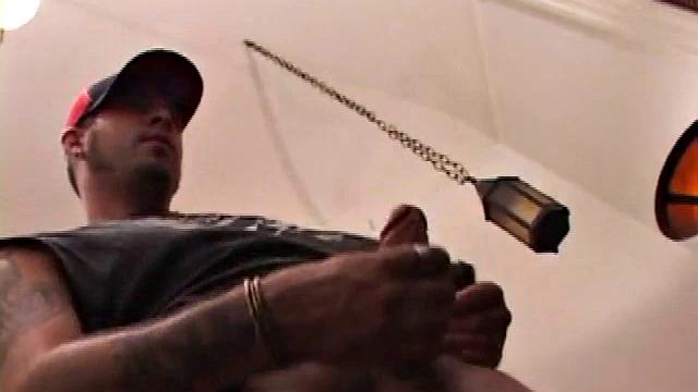 Элайджа дрочит член после катания на скейте, крупный финиш для геев зрителей.