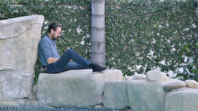 жена приводит домой двух черных, муж дрочит и смотрит