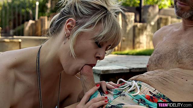 Эмбер пришла охладиться в бассейне, а вышла вся горячая от Мэдисона