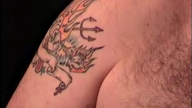 женатый мужик трахается с незнакомцем на улице и кончает