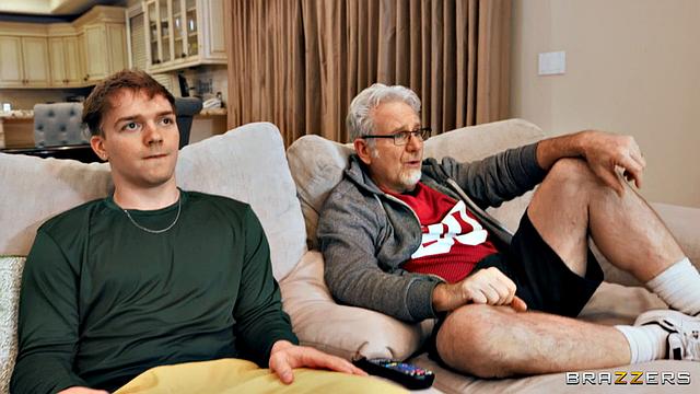 Парень трахает Jesse Pony, пока Syren De Mer устраивает горячий групповой секс с ним и его девушкой.