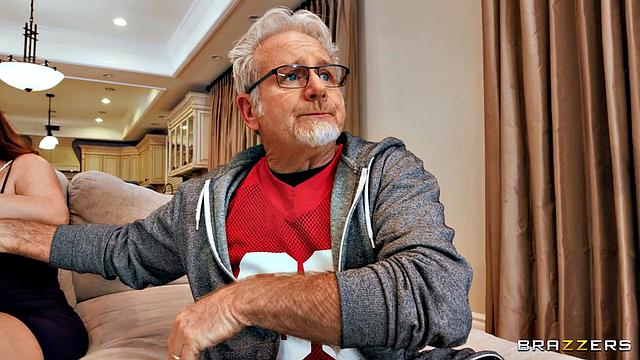 Парень трахает Jesse Pony, пока Syren De Mer устраивает горячий групповой секс с ним и его девушкой.