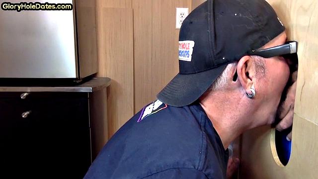 парень на глори-холе дрочит и сосёт хер побольше, чтоб скучно не было