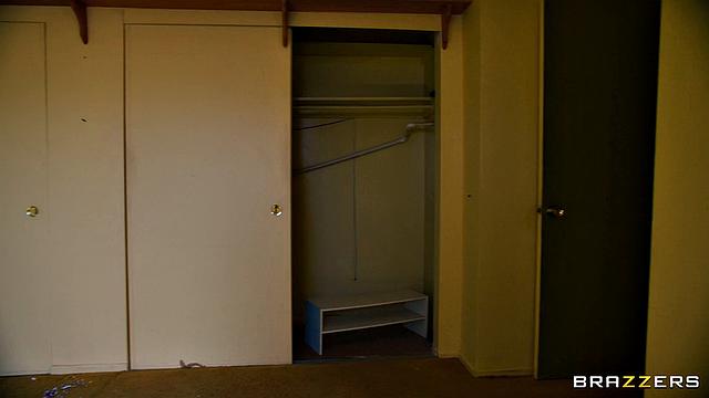 мануэль трахает двух подруг прямо на ремонте