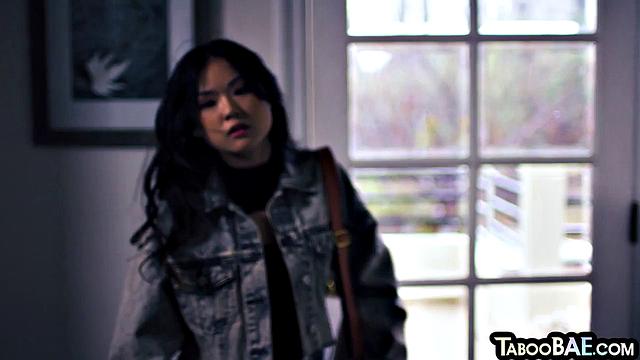 Curvy MILF pussyeaten by Asian GF