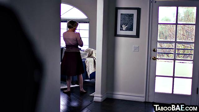 Curvy MILF pussyeaten by Asian GF