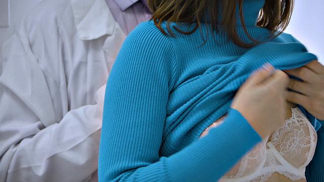 мамочка-стоматолог лечит хуй и с радостью глотает сперму