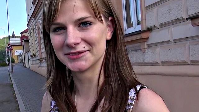 шарлотта показала башню, а потом дала потрогать свою киску за доплату