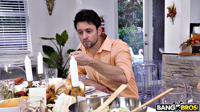 Голая Kira Perez устраивает горячий трах с двумя мужчинами за столом в День благодарения.